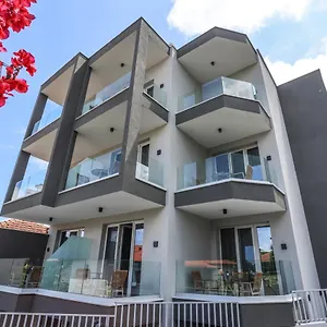 https://notos-premium-holiday-apartments.hotelschalkidiki.net